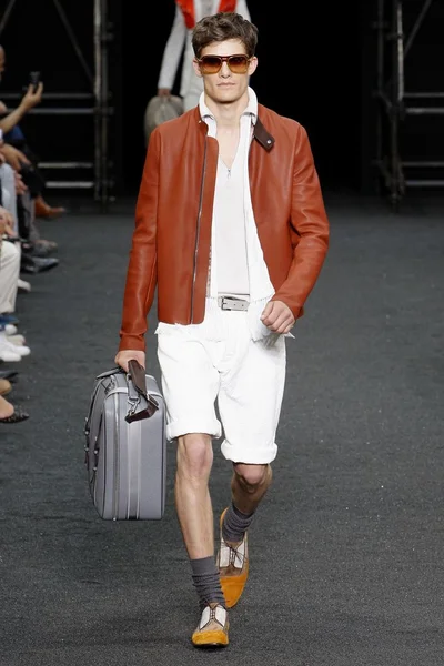 Look 10
